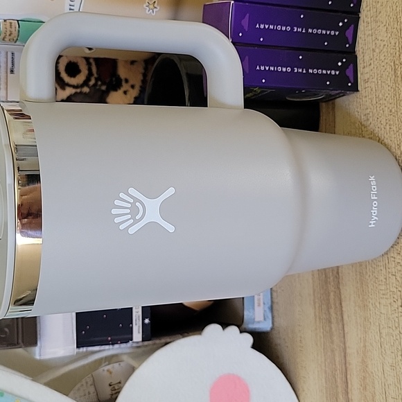 Hydroflask 32oz Tumbler - Picture 4 of 6